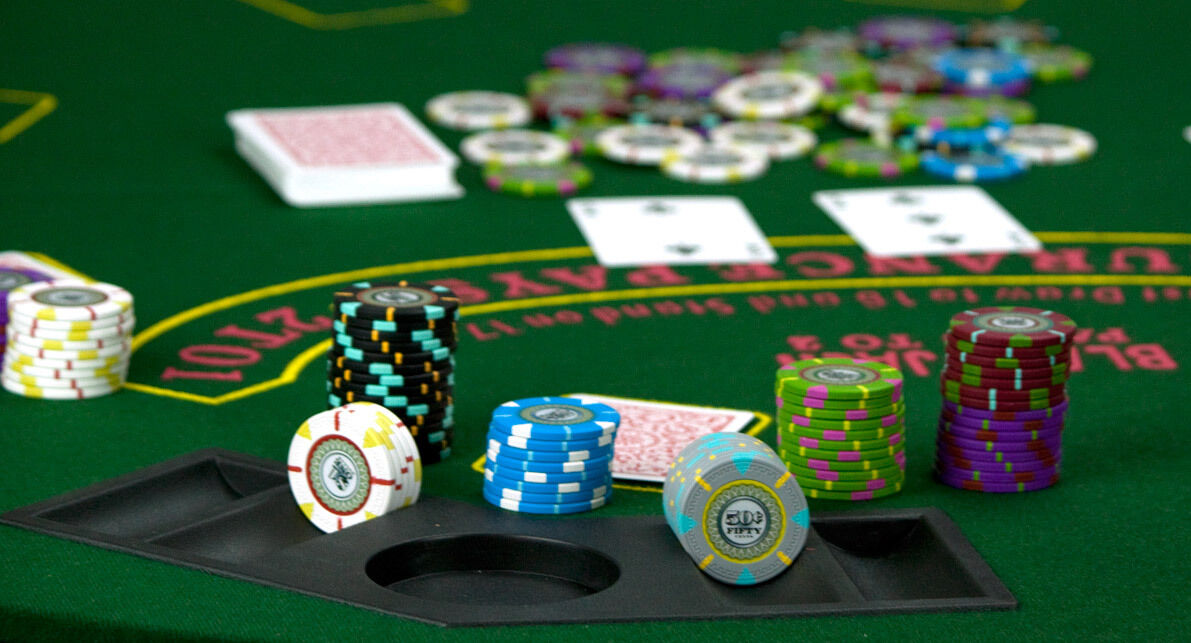 600 The Mint Poker Chip Set with Acrylic Case